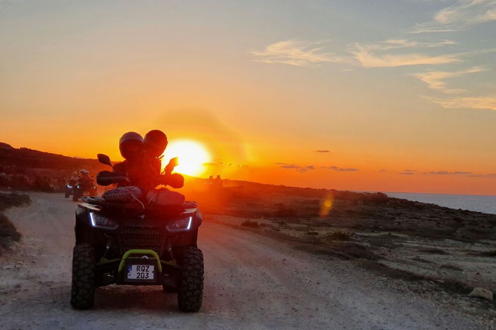 석양에 즐기는 이피 사륜 바이크 투어