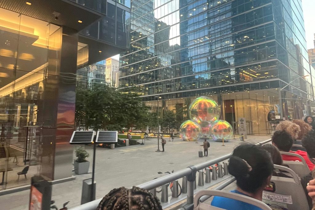 오픈 탑 더블 데커 투어 버스, 애들레이드 스트리트의 외부 예술 시설 통과