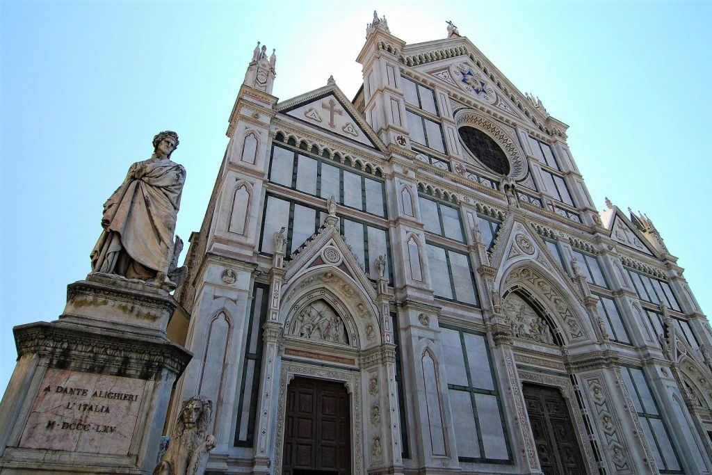 동상 - 만남의 장소, 단테 동상 뒤편