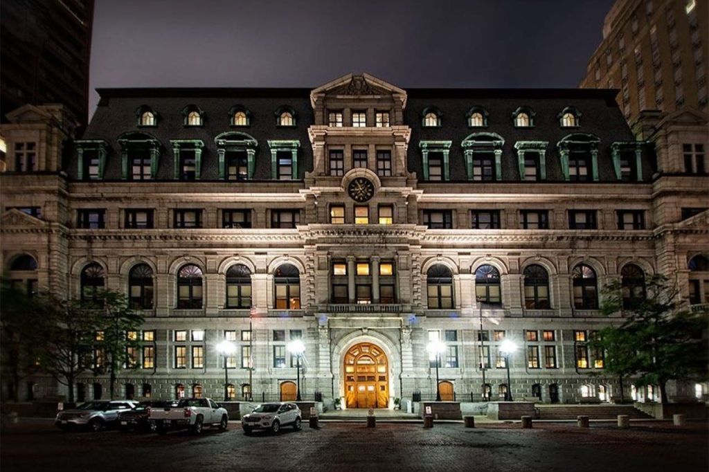 유서 깊은 존 애덤스 법원의 야간 사진 촬영