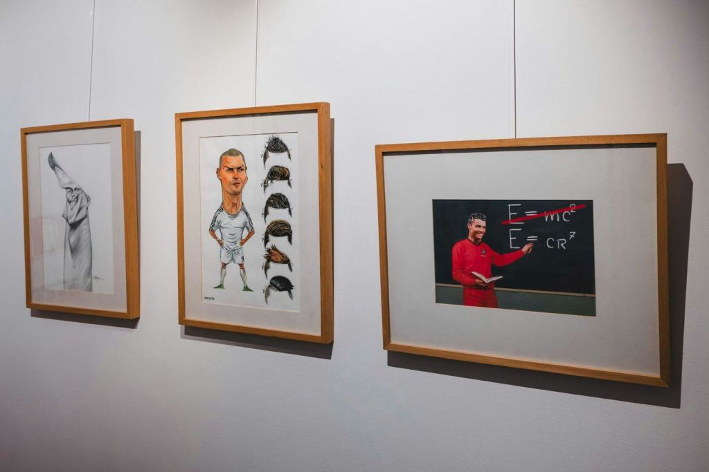 3개의 액자 캐리커처와 스케치가 아트 갤러리의 하얀 벽에 걸려 있습니다.