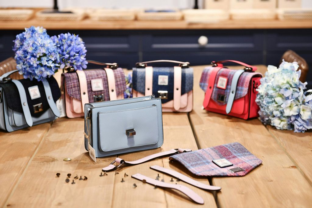 백그라운드에서 구성 요소와 창작물을 볼 수 있습니다.