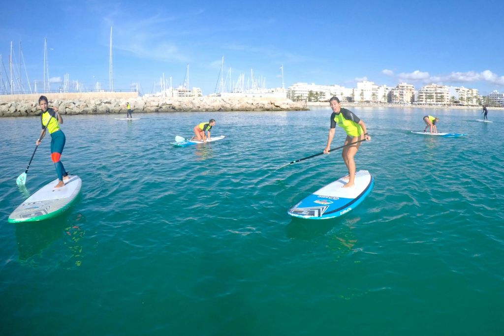 칸파스티야 해변에서 스탠드업 패들보딩 즐기기