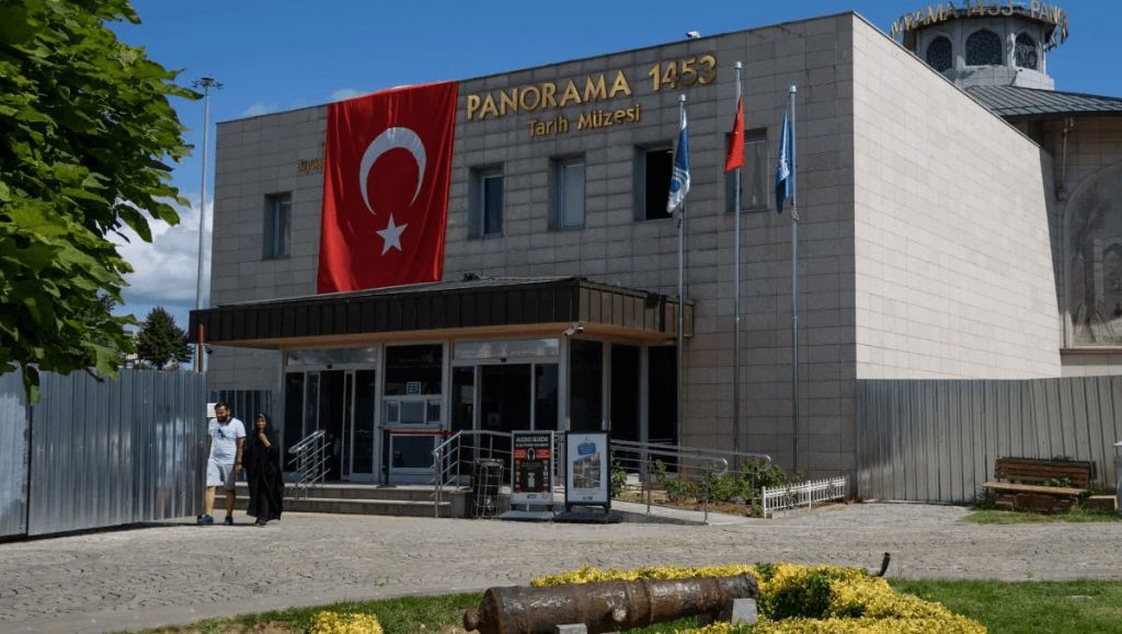 터키 파노라마 1453 역사 박물관에는 터키 국기가 전시되어 있으며 입구에는 세 개의 깃대가 있습니다.