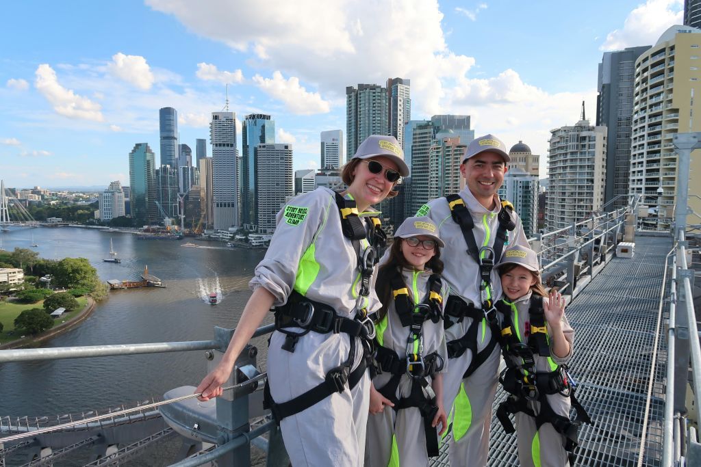 도시 스카이라인과 브리즈번 강을 배경으로 브리즈번의 스토리 브리지를 걷는 사람들.