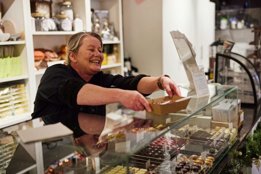 현지 쇼콜라티에에서 달콤한 간식 즐기기