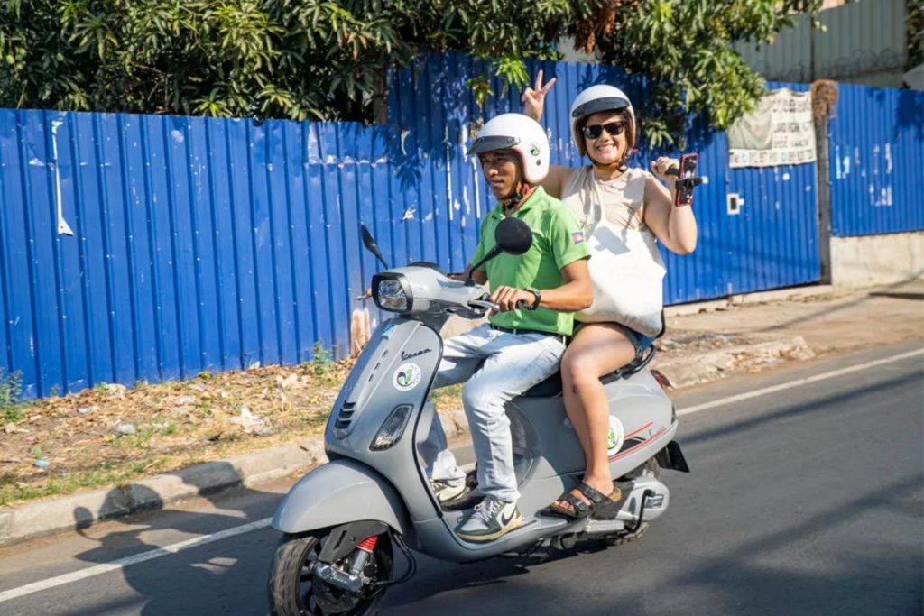 베스파를 타고 프놈펜 시내를 둘러보세요.