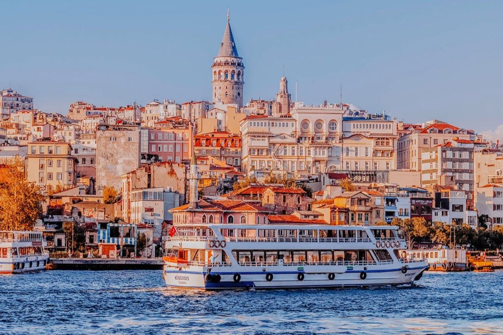 갈라타 해안을 따라 즐기는 보스포루스 크루즈