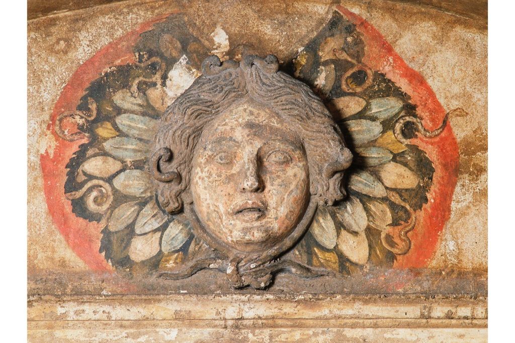 C 무덤에서 조각하고 색칠한 메두사.
