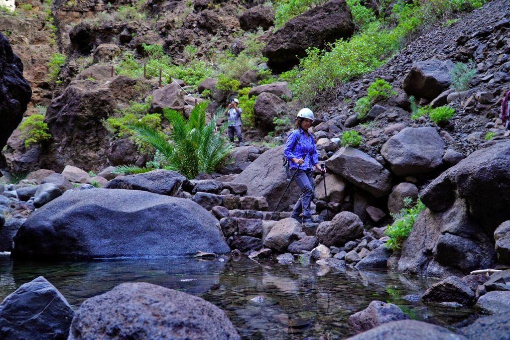 계곡을 따라 내려가며 풍경 사진 찍기