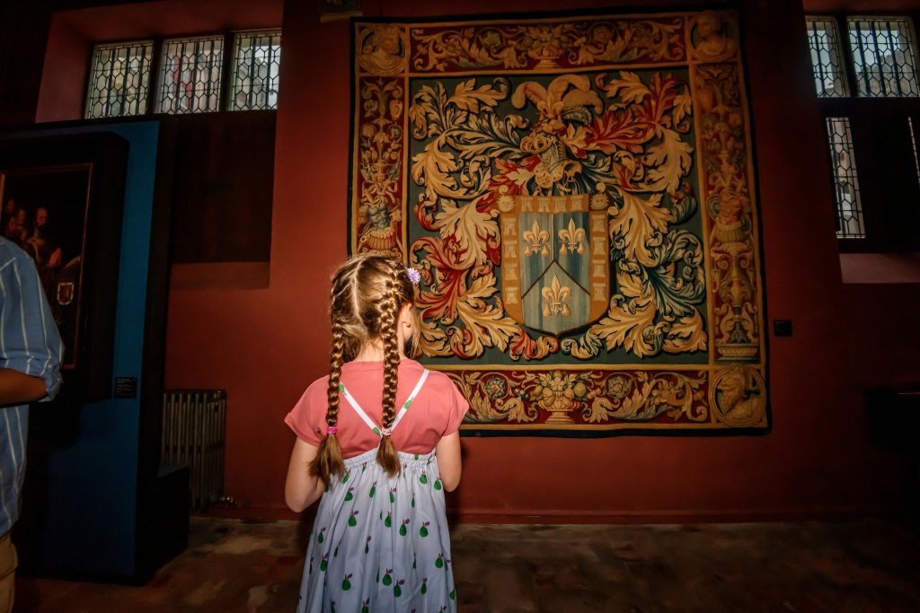 그루튀스 박물관 벽면 태피스트리 체험