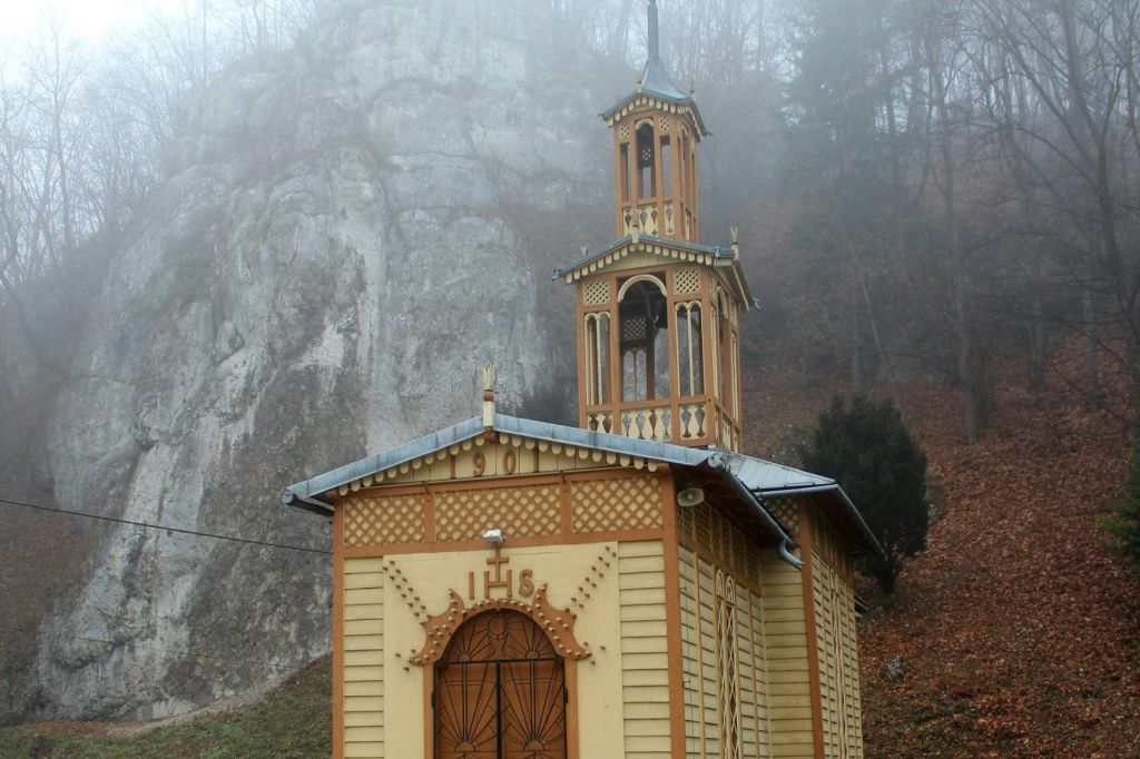 물 위에 있는 교회