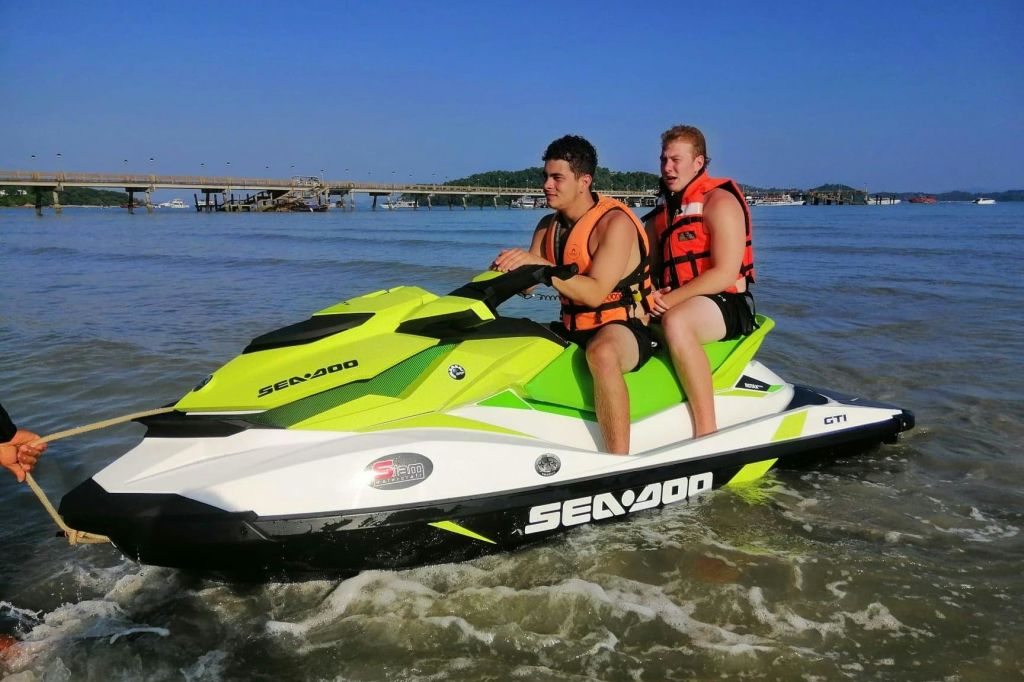 섬의 아름다운 전망에 몸을 담그고 제트 스키의 스릴을 만끽하세요.