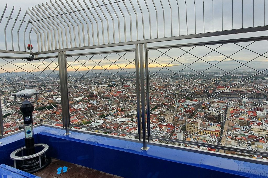 새벽에 멕시코시티 동쪽.