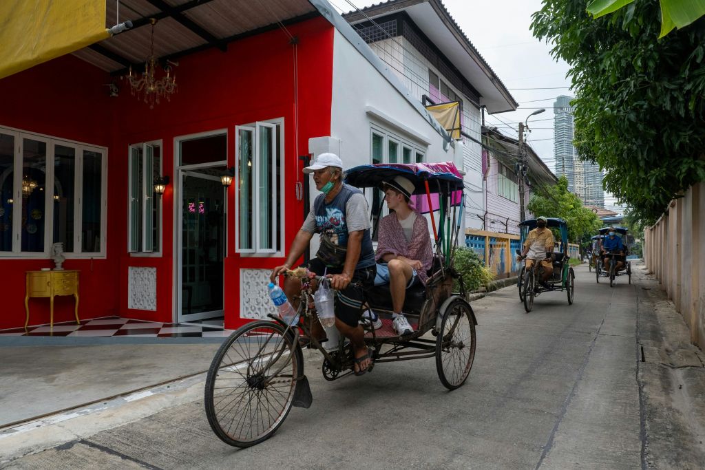 방크라차오는 여전히 정통 태국 인력거를 찾을 수 있는 몇 안 되는 지역 중 하나입니다.