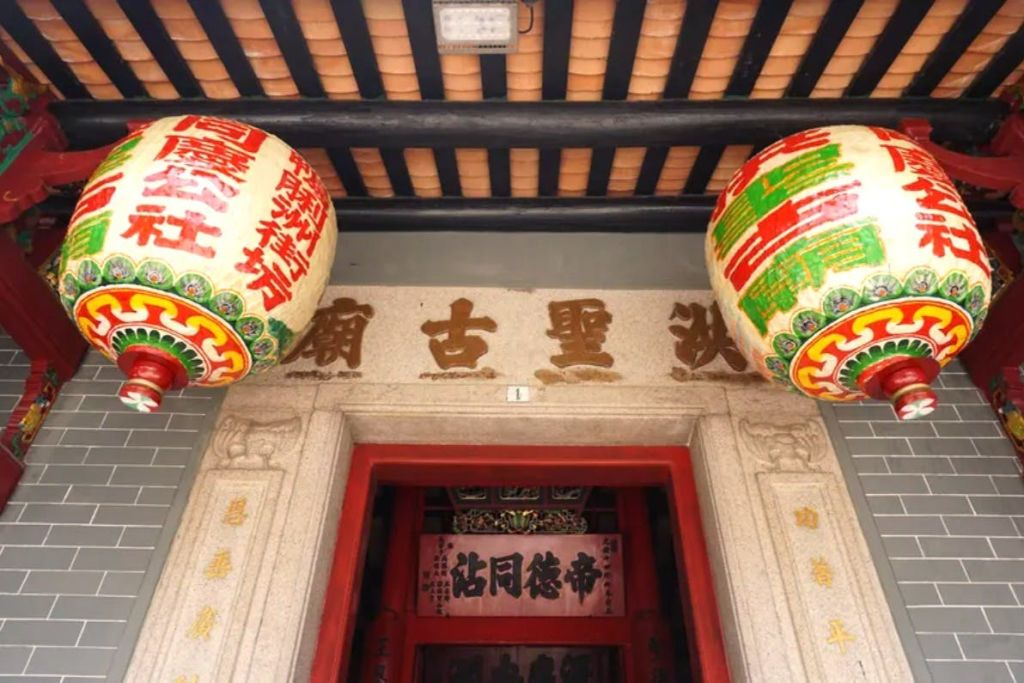 저희의 여정은 헝싱 사원에서 시작됩니다. 부두에서 만나 보드를 타세요