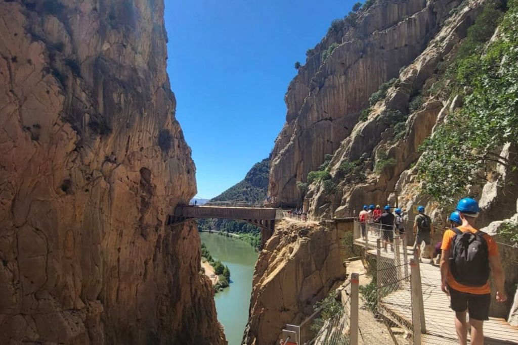 오래된 운하와 현수교