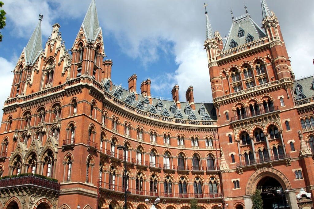 유명한 세인트판크라스 역 - 하늘을 나는 자동차 여행