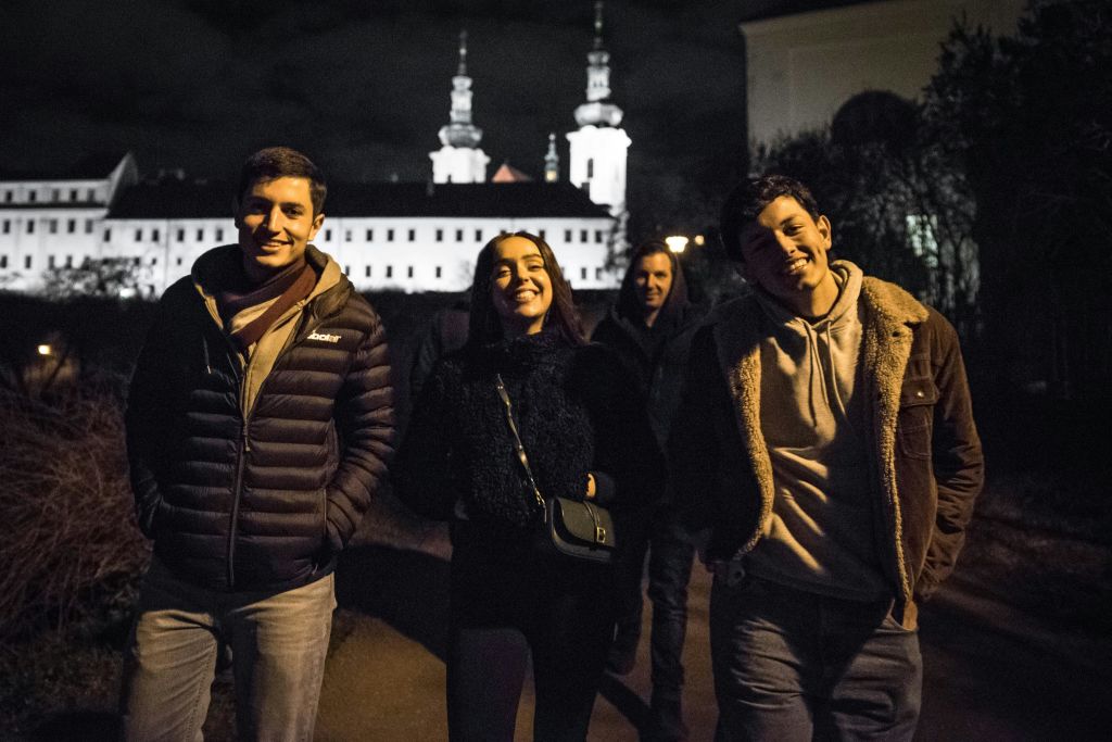 여러 정거장 사이로 파노라마처럼 펼쳐지는 도보 투어