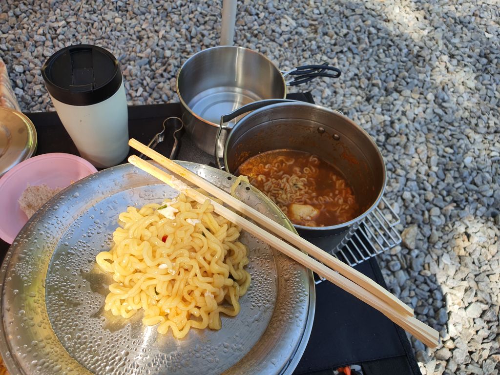 단연코 최고의 맛이었던 캠핑장에서 먹는 라면.