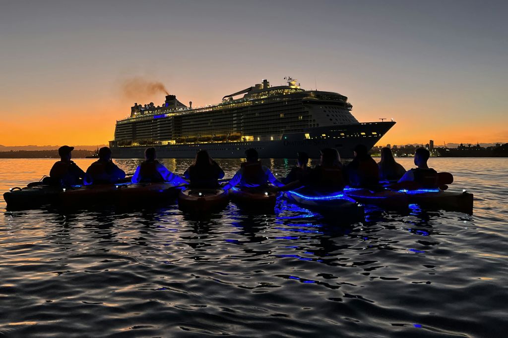 유람선과 함께 일출 감상하기