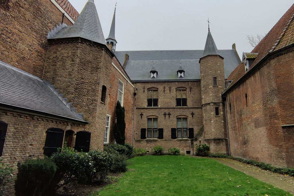 성 아가타 수도원의 숨겨진 파티오 요즘에는 오렌지의 윌리엄에게 헌정된 프린센호프 박물관이 있습니다.