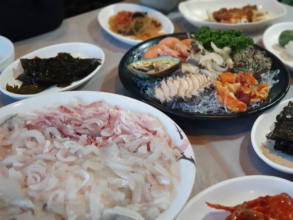 바다위의 돌고래 횟집