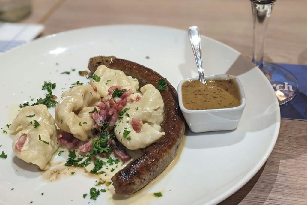 와인 소시지와 머스타드 소스를 곁들인 니들렌