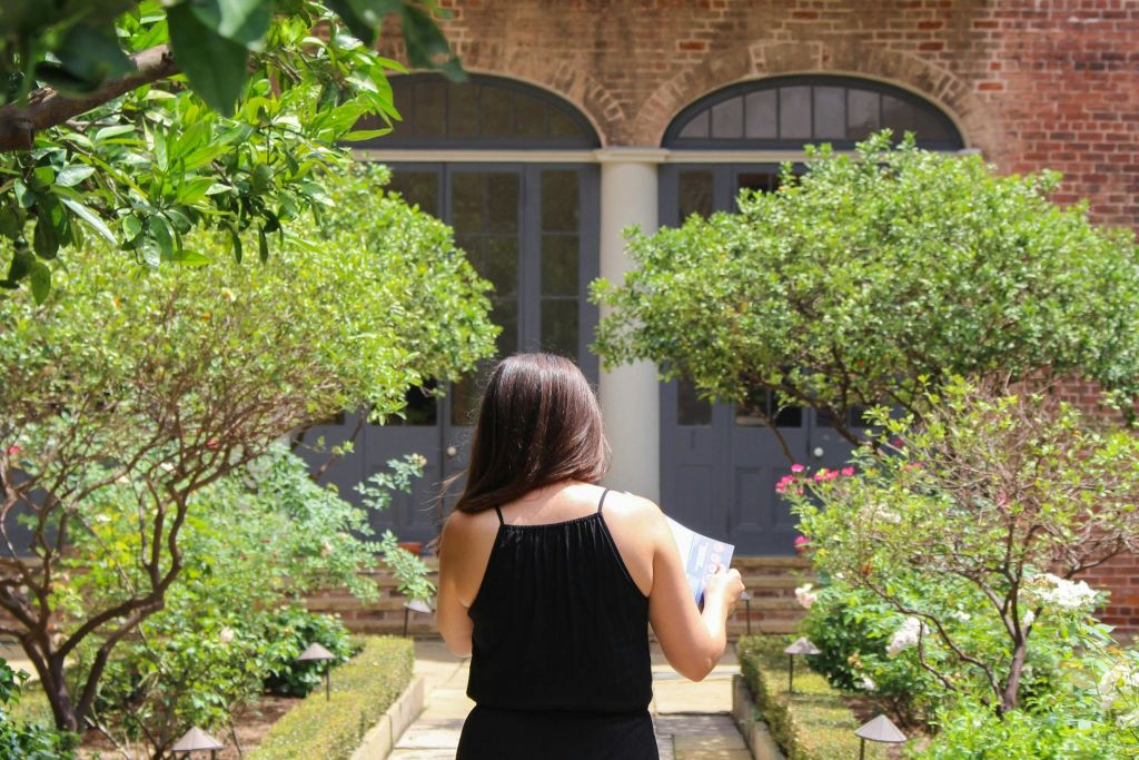 헤르만-그리마 하우스의 안뜰을 둘러보는 게스트.