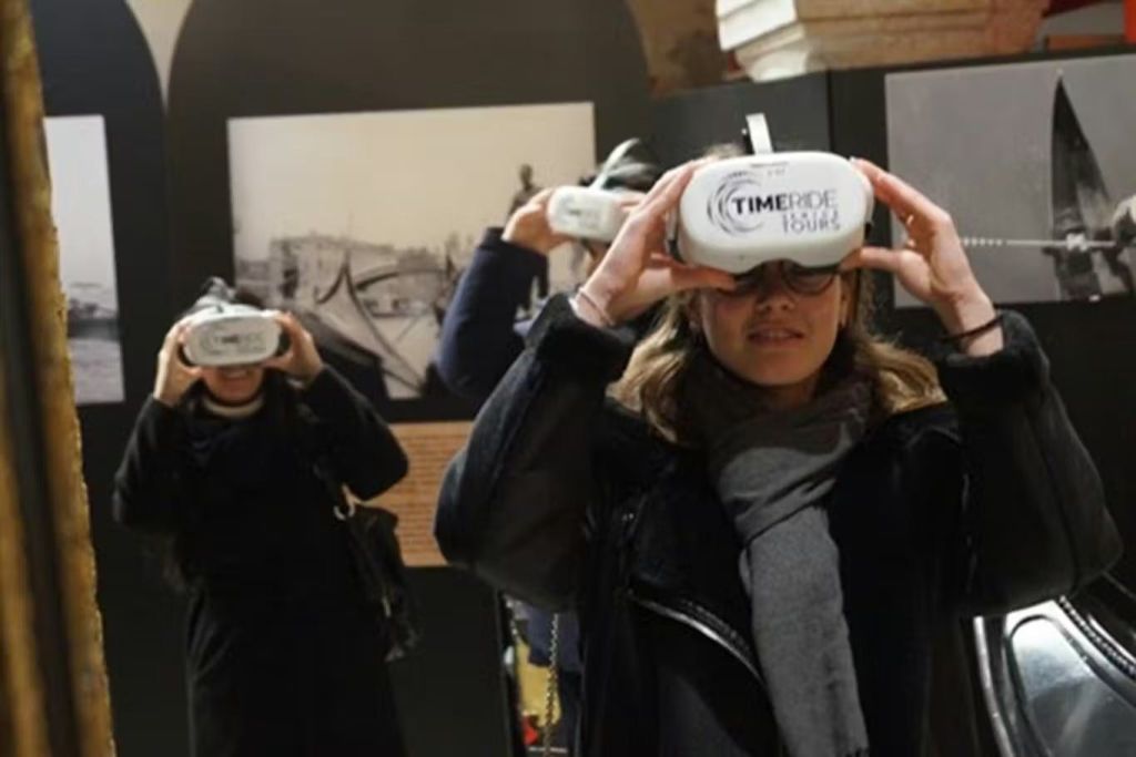 벽에 사진이 표시된 조명이 희미한 방에서 'TimeRide' 라고 표시된 가상 현실 헤드셋을 착용한 사람.