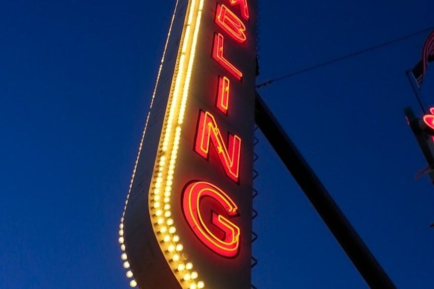 프리몬트 스트리트 애프터 다크 - 글리터 걸치