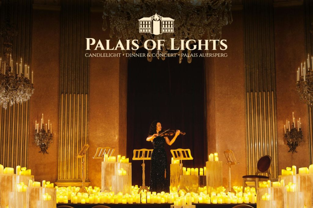 바이올리니스트가 수많은 촛불로 둘러싸인 무대에서 "Palais of Lights" 라는 글과 위의 이벤트 세부 정보를 가지고 공연합니다.