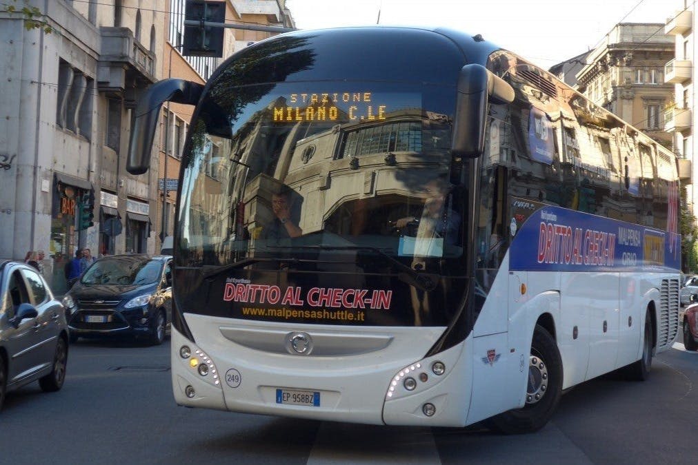 "Stazione Milano C.LE" 가 전시된 셔틀 버스가 도심 지역을 운행하고 있습니다.