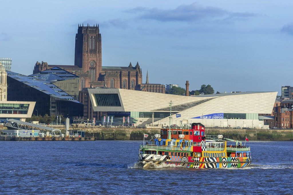 영국 대성당을 배경으로 머지 강에서 즐기는 눈부신 페리