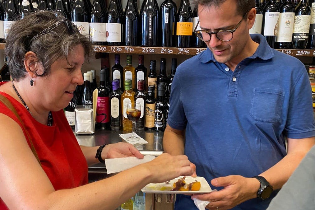 방문 중 요리와 음료 시음.