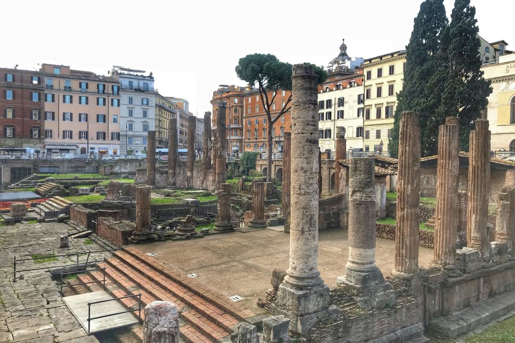 시저 암살 장소 옆에서 젤라토 맛보기