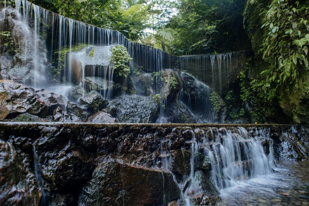 고아 라자 폭포 (Goa Raja Waterfall) 에서 계단식 바다와 고요한 수영장을 배경으로 멋진 사진을 찍어보세요.