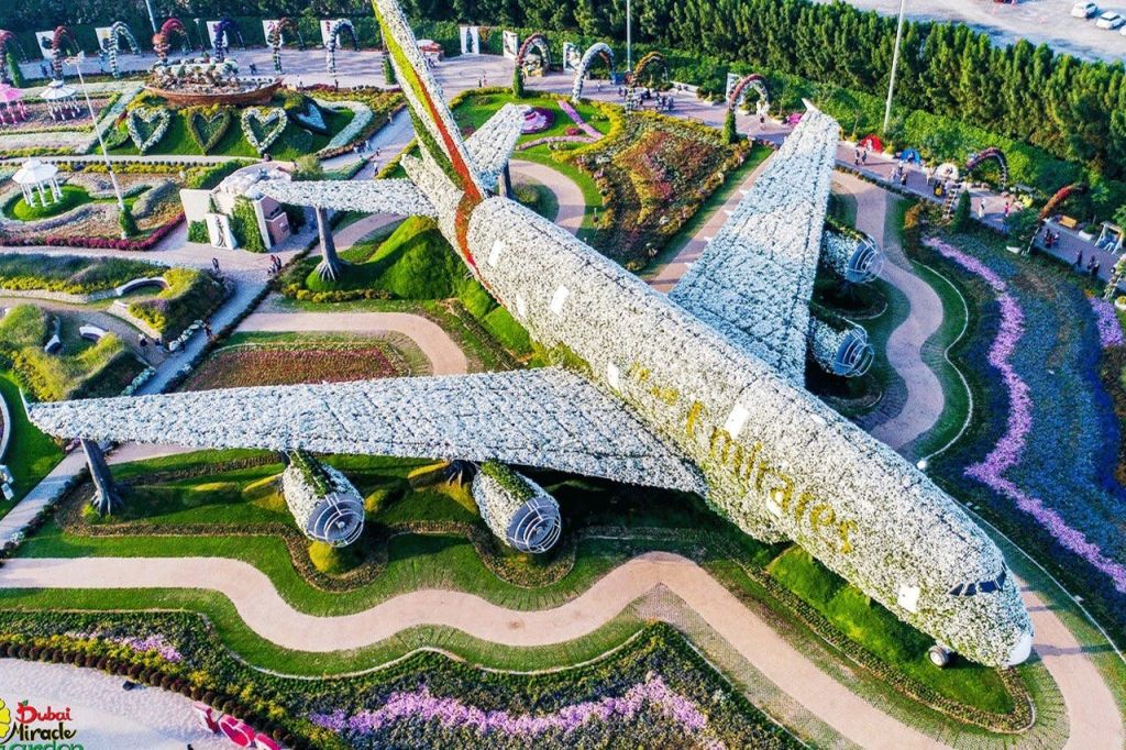 2층 에어버스 A380의 인상적인 실물 크기의 꽃 모델을 감상하세요.