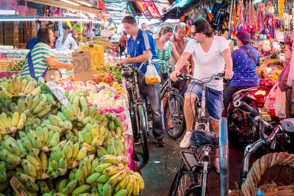 시장에서 자전거 타기