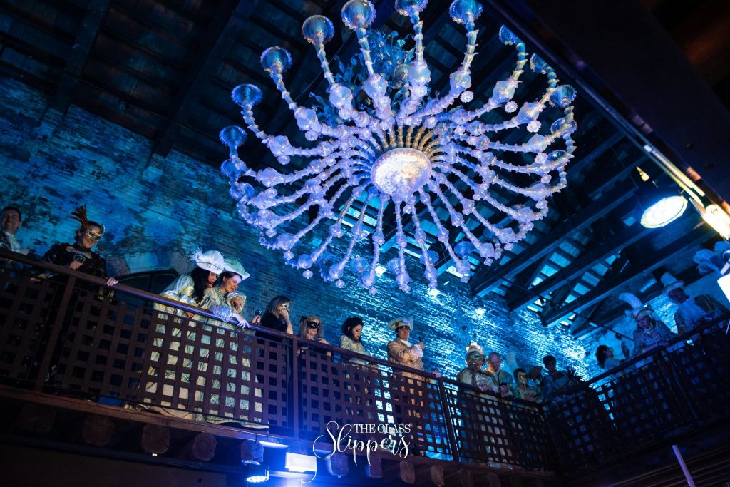 유리 대성당의 샹들리에가 압도적입니다.