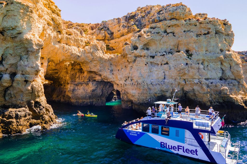 폰타다피에다데의 암석 지층 가까이 가기