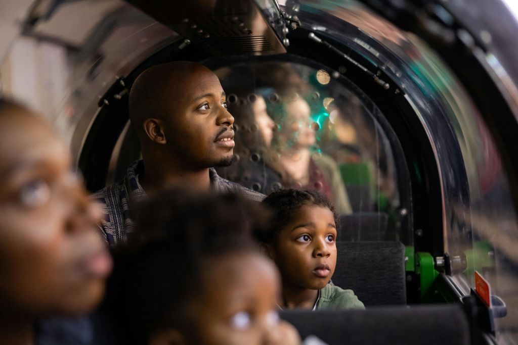 우편 박물관에서 가족과 함께 우편 레일 타기