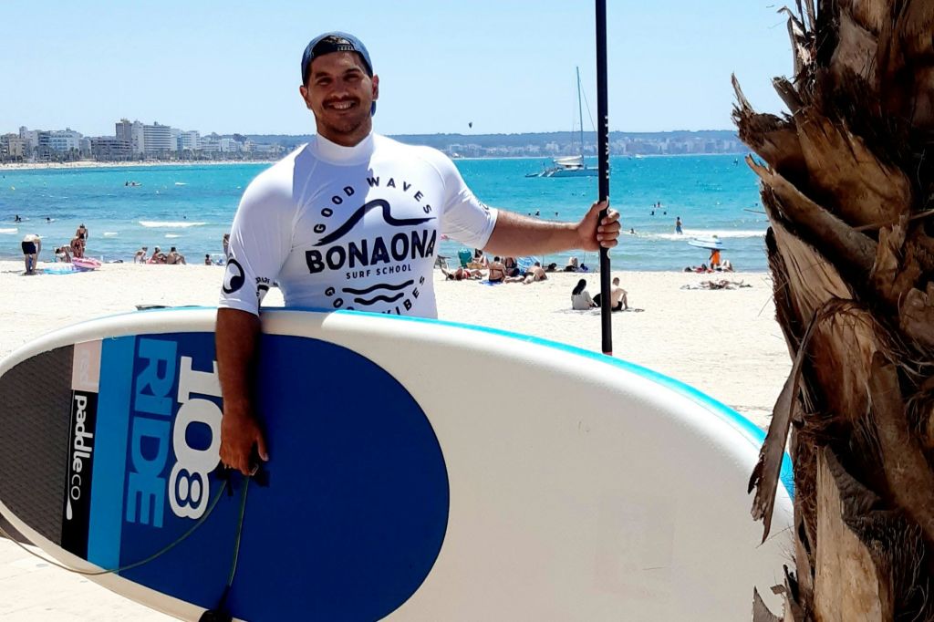 칸파스티야 해변에서 스탠드업 패들보딩 즐기기