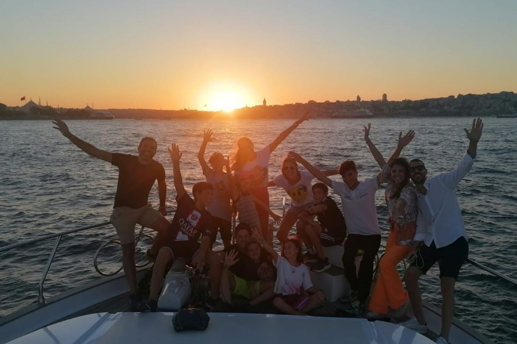 보스포루스의 석양을 감상하는 럭셔리 요트 크루즈 투어