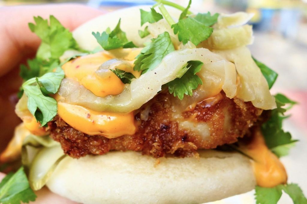 비밀 수제 소스를 곁들인 바삭한 프라이드 치킨 또는 두부 바오빵