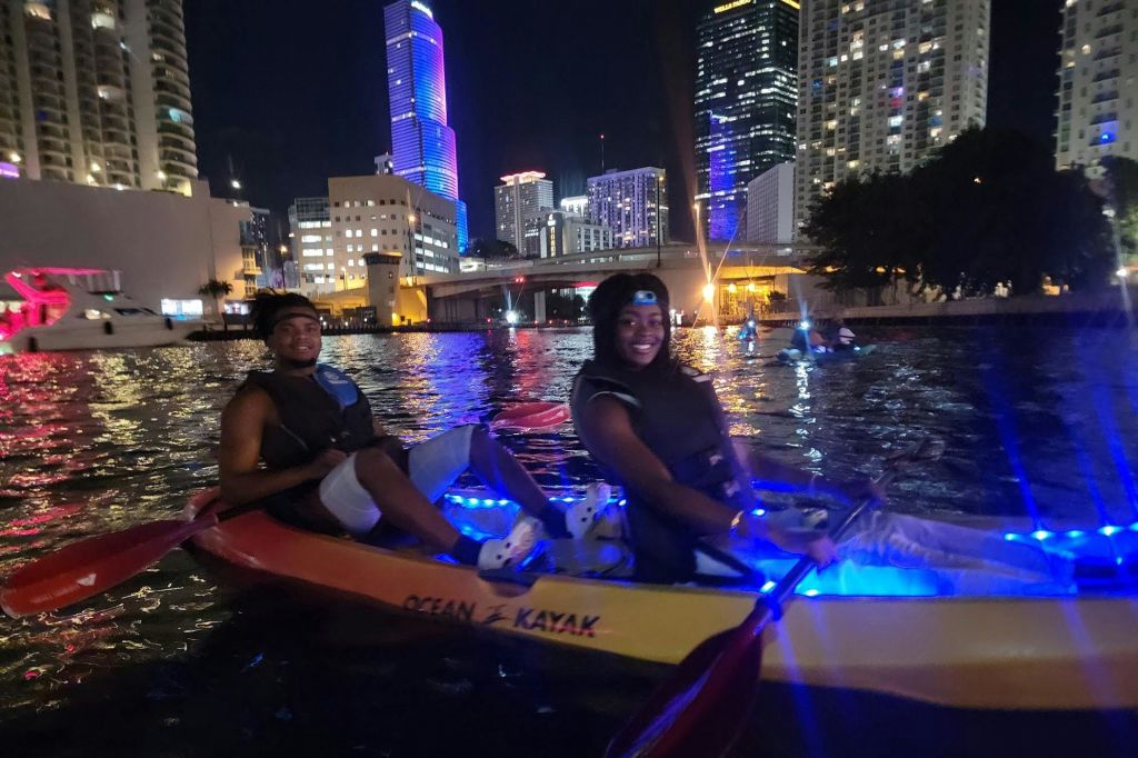 커플 카약 타기