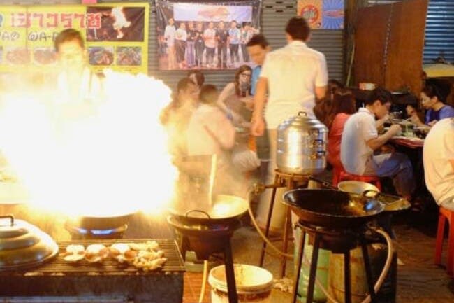 현지인과 함께 차이나타운 한가운데에서 환상적인 길가에서 저녁 식사를 즐기고 바쁜 밤의 일상을 지켜보세요.