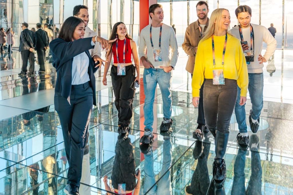 투어를 즐기는 게스트