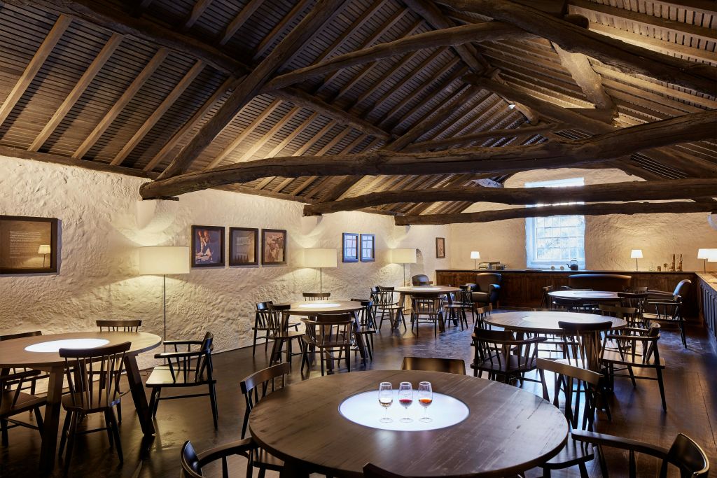 가장 희귀한 Cockburn 's Port를 맛볼 수 있는 우아한 객실입니다.