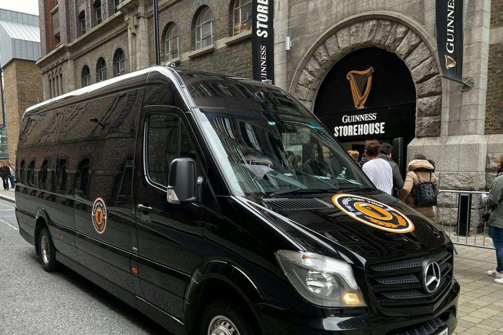 완벽한 파인트 투어 차량